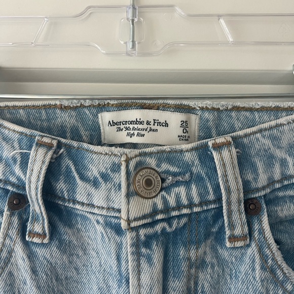 Abercrombie 90s High Rise Relaxed Jean - Picture 4 of 5